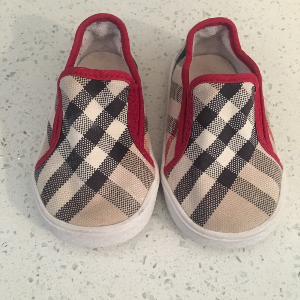 Burberry size 12 to 18 mouths